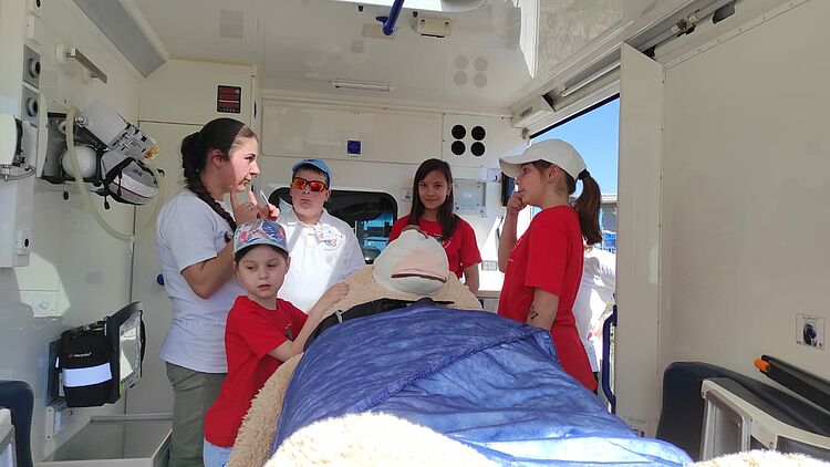 Kinder im Ehrenamts-RTW Kinder im Rettungswagen